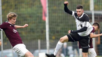 Bild: Büttner, Gerhard
SC-Angreifer Florian Stadler (rechts) kämpft mit dem Schirmitzer Benedikt Kormann um den Ball. Der SC Luhe-Wildenau ließ der SpVgg Schirmitz keine Chance und gewann auch aufgrund einer effizienten Chancenverwertung hoch mit 7:0.