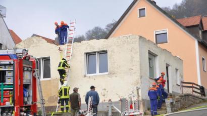 Bild: es
Um Glutnester im Haus noch zu löschen, mussten die Feuerwehrleute erst noch Leitern aufstellen.