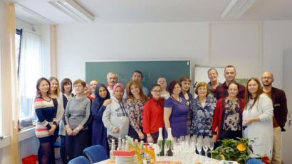 Bild: cog
Der erste Schritt zu einer erfolgreichen Integration ist geschafft: Die Teilnehmer am Integrationskurs feierten mit VHS-Leiterin Julia Wolfsteiner (Zweite von links), der Integrationsbeauftragten Irma Axt (Vierte von links), den Kursbetreuerinnen Anita Kistenpfennig (Dritte von links) und Lydia Bejbulatow (Dritte von rechts) sowie den Dozentinnen Lydia Propp (Sechste von rechts), Larissa Werner (Zweite von rechts) und Corinna Groth (Fünfte von rechts) die Verleihung der Zertifikate