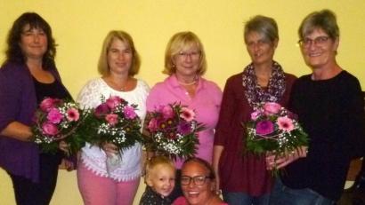Bild: Picasa
Sie alle stehen für erfolgreichen Seniorensport in Schwarzenfeld. Die . Abteilungsleiterin der Sparte Turnen, Iris Dirrigl (Zweite von rechts) dankt den unermüdlichen Übungsleiterinnen.