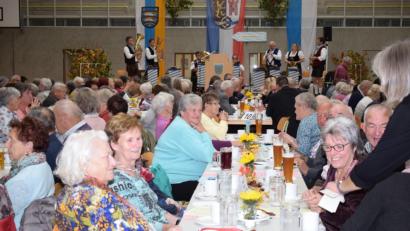 Bild: bnr
Viel Spaß und Unterhaltung hatten die Gäste beim Seniorennachmittag des Landkreises. Dazu spielte "Bayrisch Blech" zünftig auf.