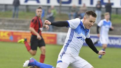 Bild: Ziegler
Der linke Paulsdorfer Innenverteidiger Christian Demel (links) grätscht gegen den Rosenberger Rechtsaußen Philipp Witzel.


Bild: Ziegler