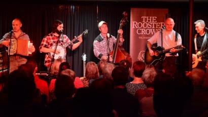 Bild: Kunz
"The Rooster Crowns" aus Regensburg: v.l. Martin Höllriegl, Stefan Schindlbeck, Werner Schneider, Hans Deml und Heiner Winkeler. Folk und Country von seiner besten Seite.