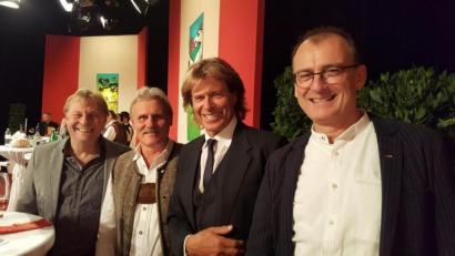 Bild: exb
Bei der Show "9 Plätze, 9 Schätze" fand sich auch Zeit für ein Treffen der Tirschenreuther Gottfried Haas (rechts), Herbert Schertler und Werner Schmidt mit Hansi Hinterseer (von links).