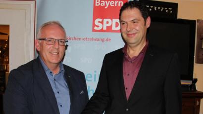 Bild: ds
Bürgermeister Winfried Franz (links) gratulierte Christian Beyer zur Wahl als Bürgermeisterkandidat der SPD in Neukirchen.