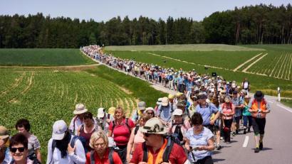 Bild: gri
Die Regensburger Fußwallfahrt nach Altötting gilt als eine der größten Pilgermärsche Europas.