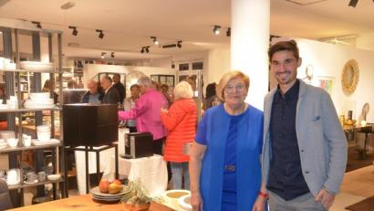 Bild: Kunz
Stabübergabe war am 1. August. Seitdem leitet Benedikt Sichert, hier mit seiner Großmutter Hildegard Sichert, das Einrichtungshaus in der Oskar-von-Miller-Straße.