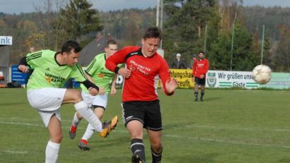 Bild: gb
Der SV Pechbrunn erkämpfte sich gegen den TSV Bärnau in letzter Minute noch einen Punkt (1:1). Hier klärt Marco Zeitler (links) vor dem Bärnauer Nicolai Wagner.