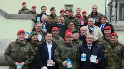 Bild: Kunz
Bundeswehr und Politik sammelten am Samstag für die Kriegsgräberfürsorge in der Innenstadt.