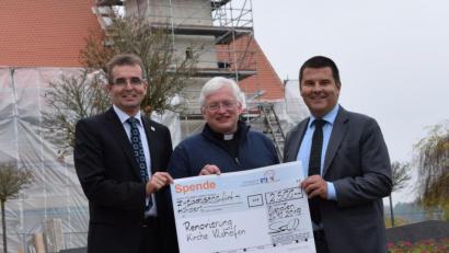 Bild: bö
Für die Sanierung der Pfarrkirche St. Michael in Vilshofen überreichten Karl Schlagbauer (links) und Michael Doblinger (rechts) von der Raiffeisenbank Unteres Vilstal einen Scheck über 2500 Euro an Pfarrer Gottfried Schubach.