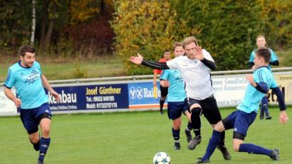 Bild: heh
Durch den 3:1-Erfolg gegen den FC Lorenzreuth hat der TSV Konnersreuth die Tabellenführung in der Kreisliga Süd übernommen. Hier hat FC-Akteur Tobias Schraml (weißes Trikot) das Nachsehen gegen Tobias Rosner (rechts) und Louis Lang (links).