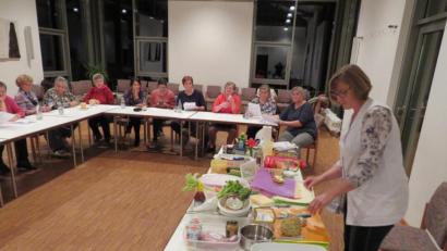 Bild: adj
Wie schnelle Gerichte gekocht werden, zeigt Marianne Paulus bei der KAB.
