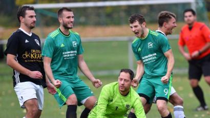 Bild: A. Schwarzmeier
Alexander Sax (grünes Trikot, rechts) freut sich mit seinem Teamkollegen Dominik Forster über die zwischenzeitliche 2:0-Führung. Zunächst hatte DJK-Keeper Daniel Hecht den Elfmeter von Sax gehalten, im Nachschuss traf der Ost-Spieler dann doch noch. Am Ende siegte der FC Weiden-Ost im Stadtderby gegen die DJK Weiden mit 3:1.