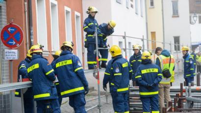 Bild: Andreas Brückmann
Wenn es mit dem Hochwasser brenzlig wird, haben beispielsweise Regensburg und Passau eine Vorlaufzeit vorn zwei bis drei Tagen. In Amberg sind es nur ein paar Stunden. Am Samstag übten die Einsatzkräfte das Notfallszenario. 	Bilder: brü (2)