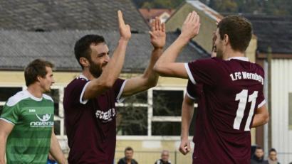 Bild: ham
Die Wernberger Jonathan Schatz (links) Christoph Lindner jubeln nach einem Treffer. Der FC Wernberg gewann mit 6:0 deutlich gegen Aufsteiger TSV Stulln.