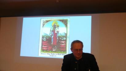 Bild: amö
Fachmann Dr. Reiner Reisinger lieferte auf der Basis des Auftragsbuches Details zum zeitgeschichtlichen Hintergrund der Künstler.