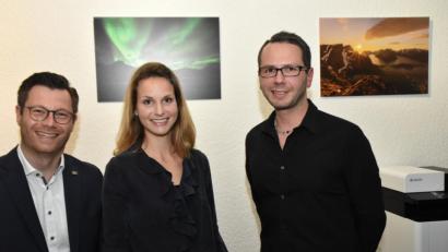Bild: hcz
MdL Christoph Skutella, Sarah Wolf und Fotograf Johannes Rösch. Im Hintergrund zwei Bilder, die der Sophie- Scholl- Realschullehrer auf den Lofoten aufgenommen hat.
