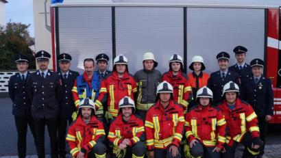 Bild: du
Sieben Aktive aus drei Feuerwehren legen nach der modularen Truppausbildung in Schirmitz erfolgreich die Prüfung zum Truppführer ab. Mit im Bild die Ausbilder, Schiedsrichter und Lehrgangsleiter.