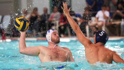 Bild: Büttner, Gerhard
Sean Ryder war nach seinem Fehlen zum Saisonauftakt wieder mit von der Partie und steuerte drei Treffer zum knappen 10:9-Sieg des SV Weiden über den Duisburger SV bei.