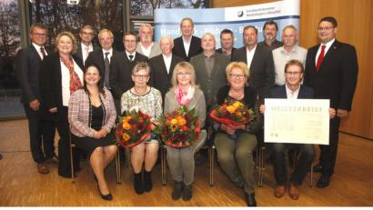 Bild: Hirsch
Vizepräsidentin Kathrin Zellner (sitzend, links), Geschäftsführer Alexander Stahl (rechts), Bürgermeister Martin Birner, Obermeister Ernst Maler und die Geschäftsführerin der Kreishandwerkskammer Schwandorf, Claudia Mendel (von links) zeichneten 14 Handwerksmeister aus dem Landkreis Schwandorf mit dem „Goldenen Meisterbrief“ aus.