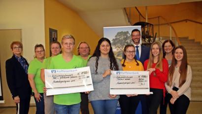 Bild: jma
Die Gewinner des Nachhaltigkeitspreises 2019: Obst- und Gartenbauverein Großschönbrunn (vorne, links) sowie die Mittelschule Auerbach (vorne, rechts) mit Eva Birkmüller (links) und Vorstand Michael Sommer (hinten).