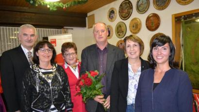 Bild: fue
Uli Roth, Gisela Birner, Brigitte Scharf, Annette Karl und Karin Hüttner (von links) freuten sich mit Thomas Döhler (Dritter von rechts) über dessen Landratskandidatur.