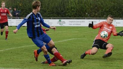 Bild: ham
Der beschäftigste Mann am Platz war der Pfreimder Torwart Michael Herrmann. Doch auch er konnte die 1:5-Heimniederlage gegen den TSV Kareth-Lappersdorf nicht verhindern.