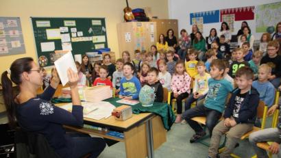 Bild: frd
Corinna Wallner las den Kindern und Eltern aus ihren drei Büchern vor.