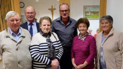 Bild: wlr
Wehmütigkeit, aber auch Erleichterung herrscht bei allen Beteiligten an dem langen Prozess. Pfarrer Heribert Englhard (Zweiter von links) fällt es schwer, dass der KAB-Ortsverband aufgelöst werden muss. Der letzte Vorstand hat den schweren Schritt lange überlegt und die Jahreshauptversammlung über viele Jahre hinausgeschoben. Zukunftslos müssen sie aufgeben. Von rechts: Anna Schiesl, Ida Ott, Erwin Wällisch, Mathilde Schmidt und Hans Windisch.