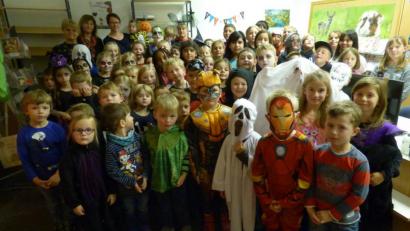 Bild: mng
Die Bücherei bietet ein besonderes Ambiente für die Halloween-Lesung: 56 Kinder, viele davon verkleidet, lauschen den schaurig-schönen Geschichten, die Jenny Hochholzer und Carola Lindner vorlesen.