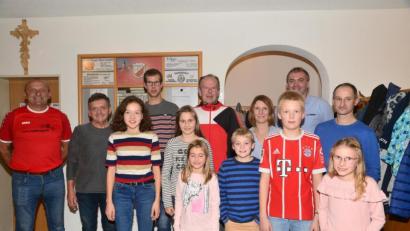 Bild: bey
Über die ausgezeichneten Platzierungen der Läufer in ihren Altersklassen beim OVL-Cup freuen sich TSV-Vorsitzender und Stadtrat Josef Windirsch sowie Skiabteilungsleiter Christian Enslein (rechts).