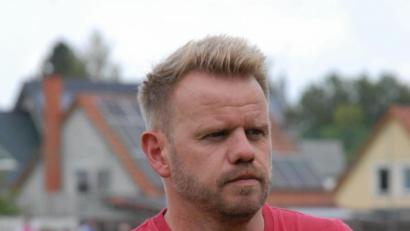 Bild: gb
Der SV Mitterteich verlor am Samstag beim SC Großschwarzenlohe, einem direkten Konkurrenten im Tabellenkeller der Landesliga Nordost, mit 0:1. Trainer Andreas Lang war enttäuscht von der Leistung seiner Mannschaft und kündigte personelle Konsequenzen an.