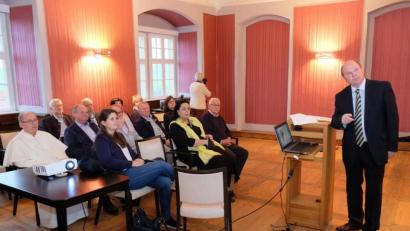 Bild: do
Zukunftsperspektiven für den ländlichen Raum beleuchtet Wolfgang Weber (rechts) von der Ostbayerischen Technischen Hochschule Amberg-Weiden im "Innovativen LernOrt" Kloster Speinshart. Die Ausführungen stehen im Zusammenhang mit der Vortragsreise "25 Jahre - 25 Orte" anlässlich des 25-jährigen Bestehens der OTH Amberg-Weiden.