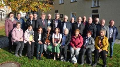 Bild: jr
60. Geburtstag feierte am Samstag der Schülerjahrgang 1958/59 in Konnersreuth. Vor dem Resl-Haus gruppierten sich die 60-Jährigen zu einem Erinnerungsbild, ehe das Treffen mit einem Gottesdienst in der Pfarrkirche und anschließendem Beisammensein beim „Kouh-Lenzen“ seine Fortsetzung fand. Mit im Bild Bürgermeister Max Bindl (stehend, Zweiter von rechts).