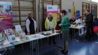 Bild: gf
Die AOVE (links) informiert über „Alt werden zu Hause“, und beim VdK-Ortsverband (rechts) gibt es Tipps zur Medikamentenverträglichkeit. Außerdem kann man Blutzucker und Blutdruck messen lassen.