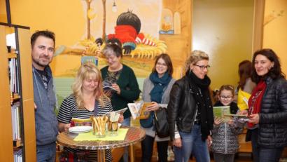 Bild: bkr
Die Besucher entdeckten beim Schmöker-Abend in der Bücherei einige Neuheiten. Das Team hält neben verschiedenen Büchern und Zeitschriften für Jung und Alt auch Spiele für verschiedene Konsolen bereit.
