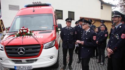Bild: wro
Sichtlich stolz ist die Feuerwehr Fuchsmühl auf ihr neues Mehrzweckfahrzeug.