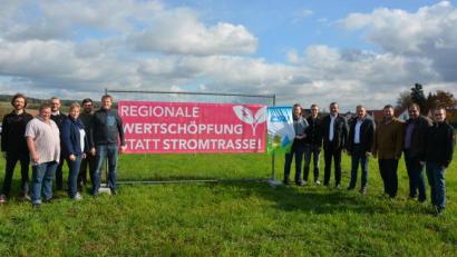 Bild: jr
Die CSU-Ortsverbände Leonberg und Mitterteich stellten bei Themenreuth das erste Banner „Regionale Wertschöpfung statt Stromtrasse“ auf. Mit dabei waren Initiator Max Zintl, Mitterteichs CSU-Ortsvorsitzender Stefan Grillmeier, Bürgermeister Roland Grillmeier (Zweiter bis Vierter von rechts), Kreisbäuerin Irmgard Zintl (Vierter von links) sowie Markus Übelmesser vom CSU-Arbeitskreis Ernährung, Landwirtschaft und Forsten (Zweiter von links) .