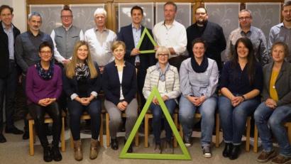 Bild: weu
Engagierte Bürger haben sich bereit erklärt, bei der Stadtratswahl für die Parteilose Wählergruppe (PWG) zu kandidieren. Bürgermeisterkandidat Rudolf Teplitzky (hintere Reihe Mitte) führt die Liste an.