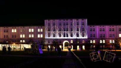 Bild: Petra Hartl
Wenn die Medientechniker den Innenhof des OTH-Campus in Beschlag nehmen, werden nüchterne Gebäudefassaden zu riesigen Projektionsflächen. 	Bild: Hartl