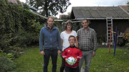 Bild: fua
ATSV-Jugendleiter Thorsten Ziegler, Mutter Andrea Zahn und Vater Hans Zahn (von links) unterstützen Michaels (vorne) Fußball-Leidenschaft.