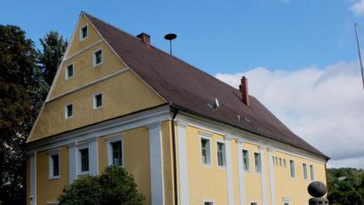Bild: le
Das von 1671 bis 1673 für Pfalzgraf Christian August von Sulzbach erbaute „fürstliche Neugebäu", heute als „Altes Pflegschloss" bezeichnet, steht im Mittelpunkt der Beratungen in der letzten Sitzung des Arbeitskreises „Heimatmuseum Flosser Amt". Eine anstehende, weitere Sanierung des denkmalgeschützten Gebäudes ist eine der großen Herausforderungen der kommenden Jahre.