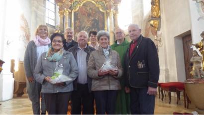 Bild: jow
Die Ehejubilare feierten einen Dankgottesdienst. Vorne von links: Marianne und Michael Hassler (50 Jahre), Gertraud und Franz Rambach (50 Jahre); hinten von links: Pfarrgemeinderatssprecherin Waltraud Glöckner, Alois und Monika Heldmann (40 Jahre) und Pfarrvikar Robert Kratzer.