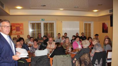 Bild: kro
Bürgermeister Franz Stahl (links) freute sich, dass in Tirschenreuth wieder ein sehr abwechslungsreiches Ferienprogramm angeboten wurde. Sein Dank galt allen Betreuern.