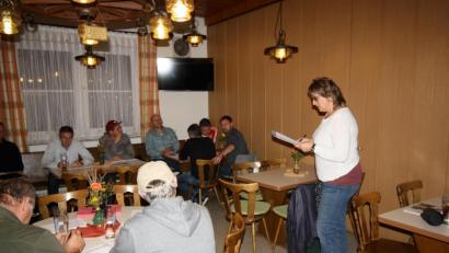 Bild: bjp
Aufmerksam notiert Bürgermeisterin Carmen Pepiuk (stehend) die von den Vereinsvertretern mitgeteilten Veranstaltungstermine, die bereits weit in das Jahr 2020 hineinreichen.