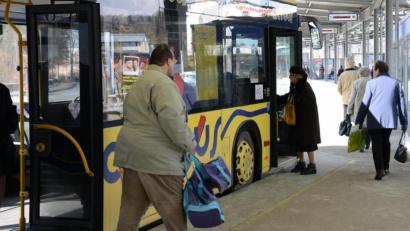 Symbolbild: Petra Hartl
Das Abrechnungssystem im Tarif Oberpfalz Nord empfindet der Stadtrat Vilseck als ungerecht. Er fordert, dass innerhalb des Stadtgebiets für den Preis von einer Wabe gefahren werden kann - so wie in Amberg und Sulzbach-Rosenberg.