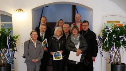 Bild: exb
Goldene Konfirmation wurde jetzt in der evangelischen Gemeinde in Waldsassen gefeiert. In der hinteren Reihe Ralf Selch und Claudia Haß (Kirchenvorstand), Diakon Fritz Lieb sowie in der mittleren Reihe Erwin Huß, Herr Sommer, Herr Konhäuser;
sowie vorne Frau Huß, Erika Sommer, Angelika Konhäuser.