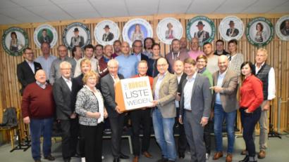 Bild: hcz
Die Stadtratskandidaten der Bürgerliste unterstützen CSU-Oberbürgermeisterkandidat Benjamin Zeitler (vorne, rechts).