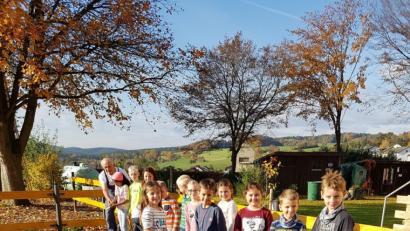 Bild: bnr
Gerhard Meindl vom Gartenbauverein legt mit den Kindern den neuen Schulgarten an.