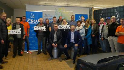Bild: Markus Scharnagl/exb
Die Besucher aus den Reihen von CSU, Frauen Union und Junger Union durften sich am Ende der Führung im Druckwerk mak.s über besondere Erinnerungsgeschenke freuen.